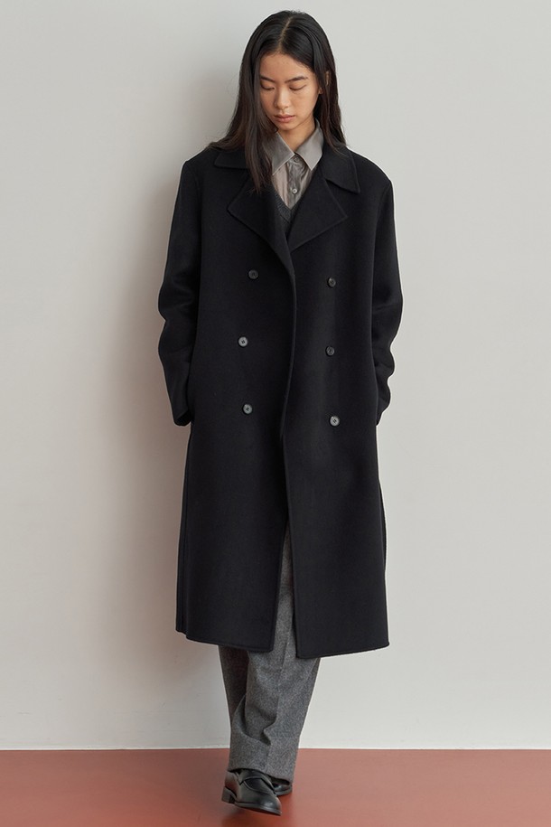 세련된 블랙 컬러의 오버핏 더블 코트입니다. 울 소재로 제작되어 가을, 겨울 시즌에 따뜻하게 착용할 수 있습니다. 미니멀하고 클래식한 스타일로, 테일러드 칼라와 더블 버튼 여밈이 특징입니다. 오피스룩, 출근룩, 모임룩 등 다양한 TPO에 활용 가능하며, 시크하고 세련된 스타일을 연출합니다. 넉넉한 핏으로 편안함과 스타일리시함을 동시에 만족시키는 아이템입니다.
