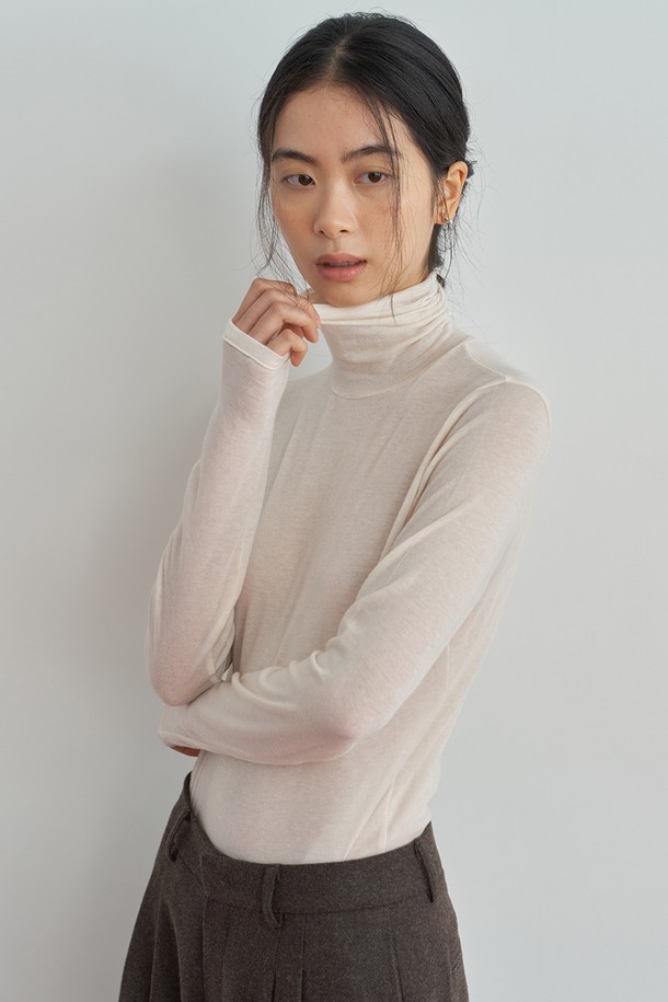 **울 터틀넥 티셔츠 [4color]**

부드러운 촉감의 울(wool), 텐셀, 스판덱스 혼방 소재로 제작된 울 터틀넥 티셔츠입니다. 모던하고 베이직한 스타일로, 가을과 겨울에 데일리룩과 오피스룩 모두 활용하기 좋습니다. 하이넥 디자인과 4가지 다채로운 컬러(브라운, 크림, 차콜그레이, 블랙) 옵션으로 폭넓은 선택이 가능합니다. 레귤러핏에 긴 소매 기장으로, 다양한 하의와 레이어드하여 스타일리시하게 연출할 수 있습니다. 헴라인 디테일 처리로 깔끔한 마감 처리를 자랑합니다.
