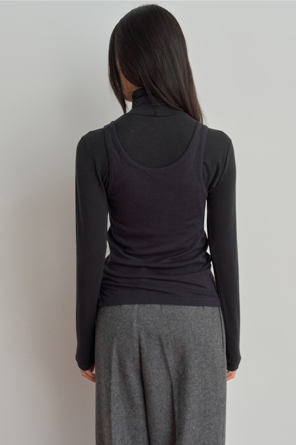 부드러운 울 소재로 제작되어 포근한 착용감을 선사하는 울 터틀넥 티셔츠입니다. 베이직하고 미니멀한 디자인으로, 가을과 겨울철 출근룩에 클래식, 미니멀, 캐주얼 등 다양한 스타일로 활용하기 좋습니다. 블랙, 그레이, 화이트, 브라운, 베이지 5가지 기본 컬러로 출시되어, 어떤 하의와도 쉽게 매치할 수 있습니다. 레귤러 핏에 긴 소매 기장으로, 보온성을 높여 추운 날씨에도 따뜻하게 입을 수 있습니다. 터틀넥 디자인이 목을 감싸주어 더욱 따뜻하고 세련된 느낌을 줍니다.
