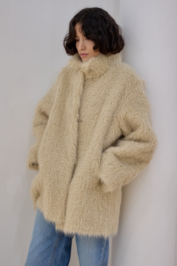 **멜로우 컬 하프코트 [베이지]**

겨울 시즌, 여성의 우아함을 더해줄 멜로우 컬 하프코트입니다. 클래식하고 베이직한 디자인에 컬 패턴이 더해져 세련된 무드를 연출합니다. 부드러운 울 블렌드 퍼 소재와 릴랙스 핏으로 편안한 착용감을 선사하며, 두꺼운 두께감으로 따뜻하게 몸을 감싸줍니다. 출근룩, 모임룩, 데이트룩 등 다양한 TPO에 활용 가능하며, 미니멀, 시크 스타일을 즐기는 분들께 추천합니다. 베이지, 카멜 두 가지 컬러로 만나보세요.
