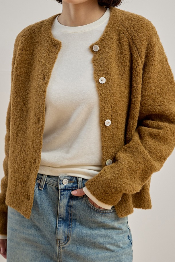 따뜻하고 포근한 젠틀 부클 가디건 [카멜]입니다. 울, 나일론, 스판덱스 혼방 소재로 제작되어 부드러운 촉감과 뛰어난 보온성을 자랑하며, 롱 기장과 릴랙스 핏으로 편안한 착용감을 선사합니다. 부클 패턴과 싱글 버튼, 래글런 소매 디테일, 그리고 은은하게 빛나는 진주 단추가 클래식하고 여성스러운 분위기를 더합니다. 출근룩, 모임룩 등 다양한 TPO에 활용 가능하며, 미니멀하고 클래식한 스타일을 즐기는 여성분들께 추천합니다. 겨울철 따뜻함과 스타일을 동시에 잡으세요.
