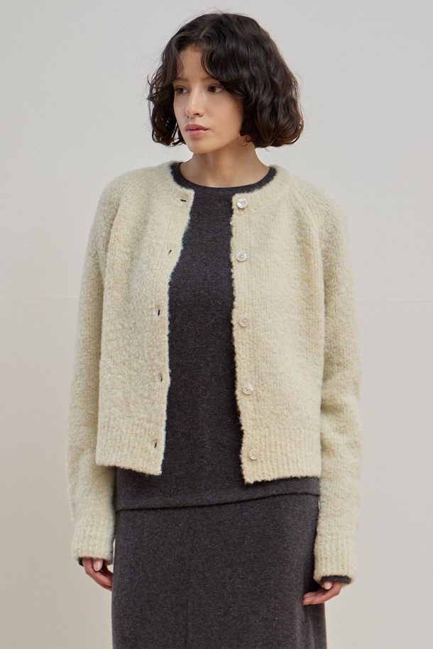 부드러운 촉감의 젠틀 부클 가디건 [크림]입니다. 포근한 울, 나일론, 스판덱스 혼방 소재로 제작되어 겨울철에도 따뜻하게 착용할 수 있습니다. 래글런 소매와 릴랙스핏 디자인으로 편안한 착용감을 선사하며, 라운드넥과 진주 단추 디테일이 클래식하고 여성스러운 분위기를 더합니다. 데이트룩, 모임룩 등 다양한 TPO에 활용 가능하며, 스커트, 팬츠 모두 잘 어울려 미니멀, 캐주얼 스타일을 연출하기 좋습니다. 크림, 카멜, 레드, 네이비 총 4가지 컬러로 만나보세요.
