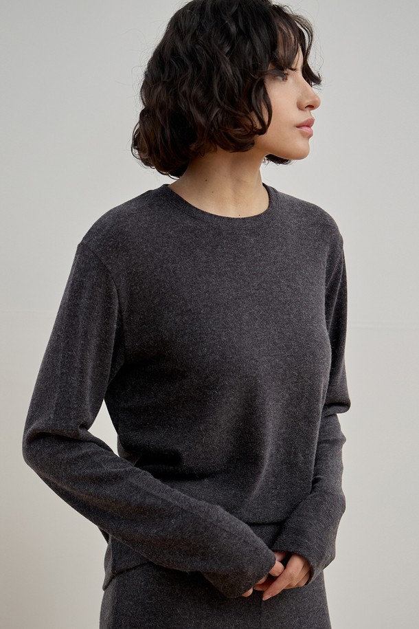 젠틀 레이어 티셔츠 [3Colors]는 부드러운 촉감의 아크릴, 레이온, 앙고라, 스판덱스 혼방 소재로 제작되어 겨울과 봄철에 따뜻하게 착용하기 좋습니다. 릴랙스핏 디자인에 라운드넥으로 편안한 착용감을 선사하며, 베이직한 무지 디자인으로 다양한 스타일 연출이 가능합니다. 깔끔한 마감 처리된 넥라인, 소매, 밑단이 특징이며, 레이어드 스타일링에 최적화된 실루엣을 자랑합니다. 아이보리, 차콜, 블랙 3가지 색상으로 출시되었으며, FREE 사이즈로 폭넓은 체형에 대응합니다. 출근룩, 클래식, 미니멀, 캐주얼 스타일을 즐겨 입는 여성분들께 추천합니다.
