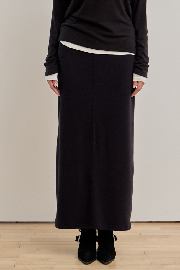 젠틀 맥시 스커트 [2Colors]는 부드러운 촉감의 아크릴, 레이온, 앙고라, 스판덱스 혼방 소재로 제작되어 겨울과 봄에 따뜻하게 착용하기 좋습니다. 미니멀하고 베이직한 디자인으로 일상복으로 활용도가 높으며, A라인 핏과 루즈핏으로 편안한 착용감을 선사합니다. 차콜, 블랙 두 가지 색상으로 출시되었으며, 전체 밴딩과 신축성 있는 소재, 이중 안감 처리로 편안함과 활동성을 더했습니다. 데일리룩으로 손색없는 젠틀 맥시 스커트와 함께 미니멀하고 클래식한 스타일을 연출해보세요.
