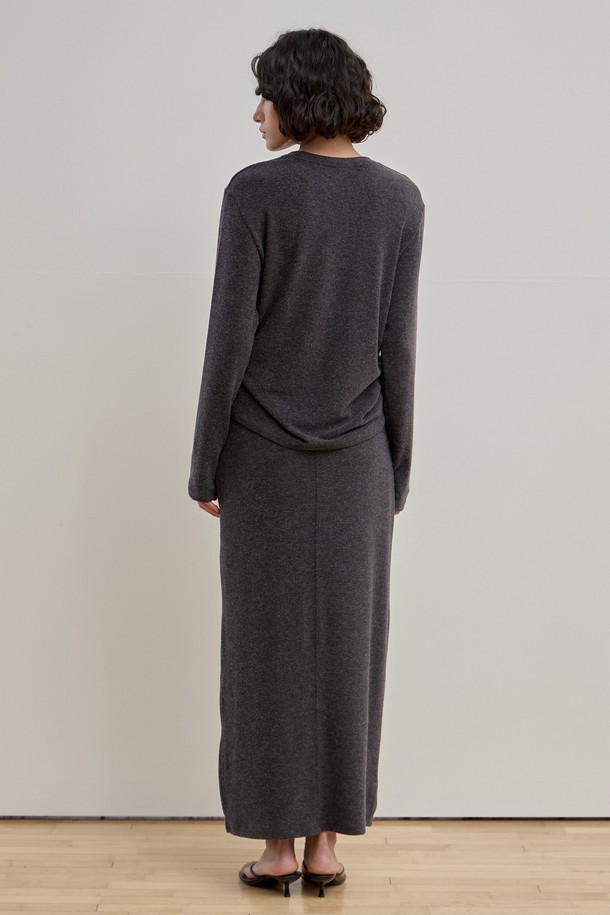 젠틀 맥시 스커트 [2Colors]는 여성 고객을 위한 미니멀하고 베이직한 스타일의 맥시 스커트입니다. 차콜과 블랙 두 가지 색상으로 출시되었으며, 겨울과 봄에 착용하기 좋습니다. 부드러운 촉감의 아크릴, 레이온, 앙고라, 스판덱스 혼방 소재로 제작되어 편안한 착용감을 선사합니다. H라인의 레귤러 핏에 밴딩 허리와 신축성이 더해져, 출근룩으로도 손색없는 스트레이트 실루엣을 연출합니다. 안감이 있어 더욱 안정적인 착용감을 제공합니다.
