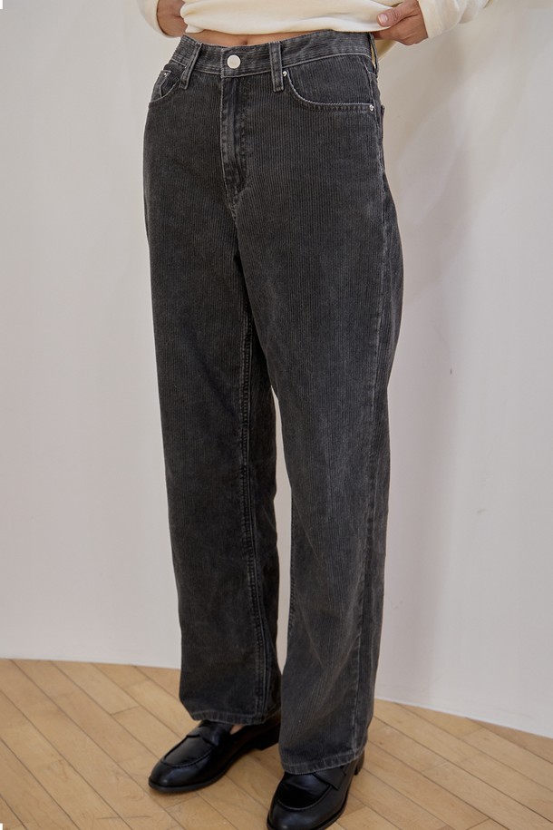 차분하고 세련된 무드의 코듀로이 데님 팬츠 [차콜]입니다. 부드러운 촉감의 코듀로이 소재와 면 혼방으로 제작되어 포근하고 편안한 착용감을 선사합니다. 릴랙스핏과 스트레이트 핏으로 제작되어, 어떤 스타일에도 자연스럽게 어울립니다. 깔끔한 레그라인과 안정적인 허리, 힙 디자인이 돋보이며, 뒷면 허리 부분에는 가죽 패치가 부착되어 있습니다. 겨울철 캐주얼 룩을 완성할 수 있는, 두께감 있는 긴 기장의 차콜 컬러 바지입니다.
