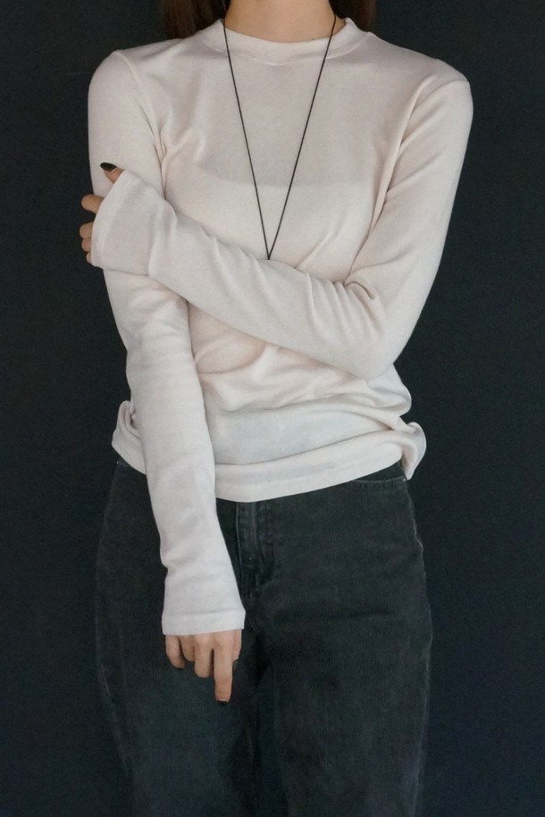 **[코오롱몰 단독 상품] 메리노 소프트 라운드 티**는 부드러운 촉감의 메리노울, 텐셀, 스판덱스 혼방 소재로 제작되어 겨울철에도 따뜻하게 착용할 수 있는 티셔츠입니다. 베이직하고 미니멀한 디자인으로 출근룩, 모임룩 등 다양한 TPO에 활용 가능하며, 클래식, 미니멀, 캐주얼 스타일 모두 소화합니다. 라운드넥, 긴 소매, 레귤러 핏, 레귤러 기장으로 편안한 착용감을 선사하며, 크림 옐로우, 멜란지 그레이, 아이보리, 브라운, 핑크, 블랙 등 다채로운 6가지 색상으로 만나보세요. 어깨 실리콘 테이프 처리와 깔끔한 스티치 마감, 하단 뒷면 자수 로고, 투명도 방지 기능, 뛰어난 보온성까지 갖춘 실용적인 아이템입니다.
