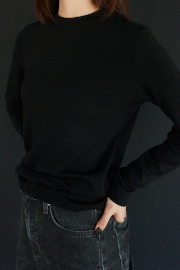 코오롱몰 단독 상품, 메리노 소프트 라운드 티셔츠입니다. 부드러운 촉감의 메리노 울, 텐셀, 스판덱스 혼방 소재로 제작되어 겨울철에도 따뜻하고 편안하게 착용 가능합니다. 베이직하고 미니멀한 디자인으로 일상복으로 활용도가 높으며, 레귤러 핏에 라운드넥으로 제작되었습니다. 다양한 색상(크림, 옐로우, 멜란지 그레이, 아이보리, 브라운, 핑크, 블랙)으로 출시되어 취향에 맞게 선택할 수 있습니다. 어깨 실리콘 테이프 처리와 하단 로고 자수로 디테일을 더했으며, 레이어드하여 다양한 스타일을 연출할 수 있습니다.
