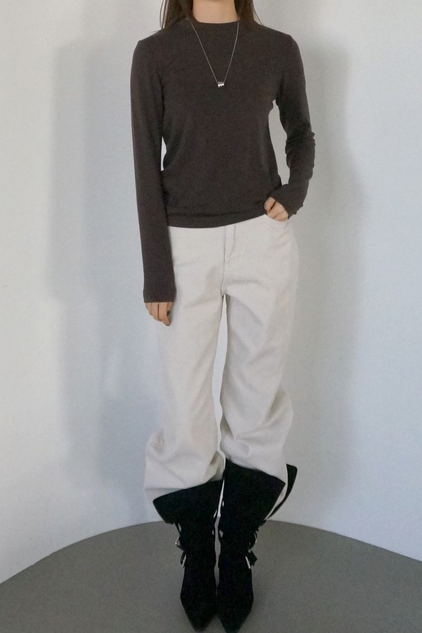 코오롱몰 단독 상품인 메리노 소프트 라운드 티셔츠입니다. 부드러운 촉감의 메리노 울, 텐셀, 스판덱스 혼방 소재로 제작되어 겨울철 보온성을 높여줍니다. 베이직하고 미니멀한 디자인으로 일상, 출근룩 등 다양한 스타일 연출에 활용할 수 있습니다. 레귤러핏 라운드넥 긴소매 티셔츠로, 어깨 실리콘 테이프 처리와 깔끔한 봉제 마감으로 완성도를 높였습니다. 하단 자수 로고와 레이어드하여 착용할 수 있는 실용적인 제품입니다.
