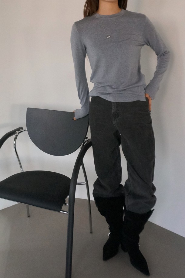 코오롱몰 단독 상품인 메리노 소프트 라운드 티셔츠입니다. 부드러운 촉감의 메리노 울, 텐셀, 스판덱스 혼방 소재로 제작되어 겨울철에도 따뜻하고 편안하게 착용 가능합니다. 베이직하고 미니멀한 디자인으로 다양한 스타일 연출에 활용할 수 있으며, 출근룩에도 잘 어울립니다. 어깨 실리콘 테이프 처리와 로고 자수 포인트로 디테일을 더했으며, 레이어드하여 보온성을 더욱 높일 수 있습니다. 크림, 옐로우, 멜란지 그레이, 아이보리, 브라운, 핑크, 블랙 등 다채로운 7가지 컬러로 만나보세요.
