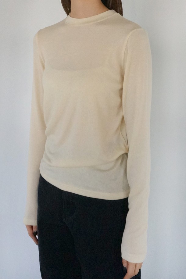 코오롱몰 단독으로 선보이는 메리노 소프트 라운드 티셔츠입니다. 부드러운 촉감의 메리노 울, 텐셀, 스판덱스 혼방 소재로 제작되어 겨울철에도 따뜻하고 편안하게 착용 가능합니다. 베이직하고 미니멀한 디자인으로 일상복은 물론, 집콕룩, 산책룩 등 다양한 TPO에 활용하기 좋습니다. 릴랙스 핏에 라운드넥으로 편안함을 더했으며, 어깨 실리콘 테이프 처리와 하단 로고 자수로 디테일을 살렸습니다. 레이어드하여 더욱 다채로운 스타일을 연출할 수 있습니다.
