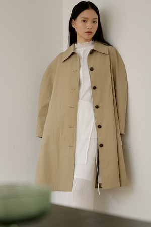 커브드 트렌치 코트 [베이지]