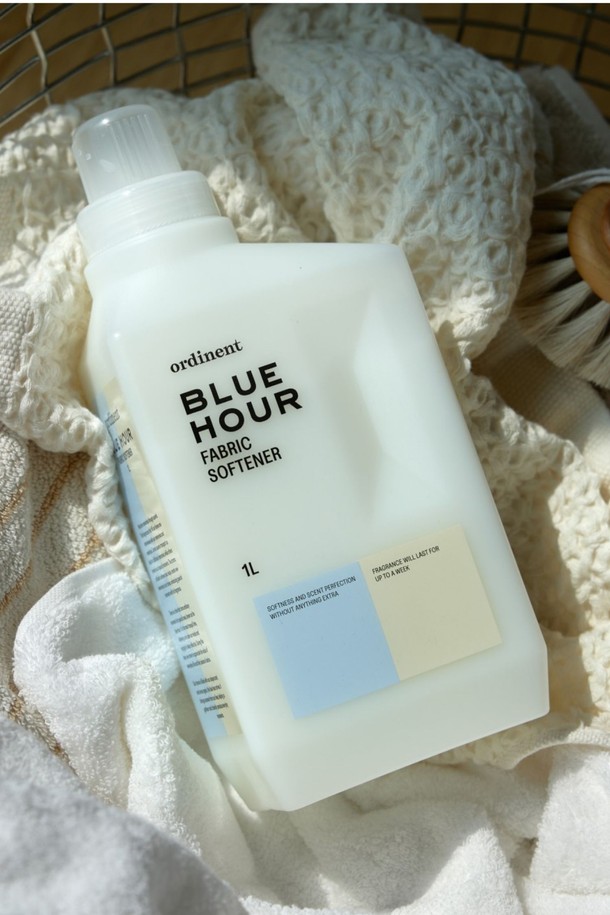 오디넌트 블루아워 고농축 섬유유연제 1L는 섬유 유연 기능에 특화된 제품입니다. 고농축 제형으로 적은 양으로도 풍부한 향과 부드러움을 선사합니다. 세탁 시 섬유에 은은하게 블루아워 향을 입혀 산뜻함을 더해줍니다. 1L 용량으로 넉넉하게 사용 가능합니다. 오디넌트 섬유유연제로 옷감의 부드러움과 향기를 경험해보세요.
