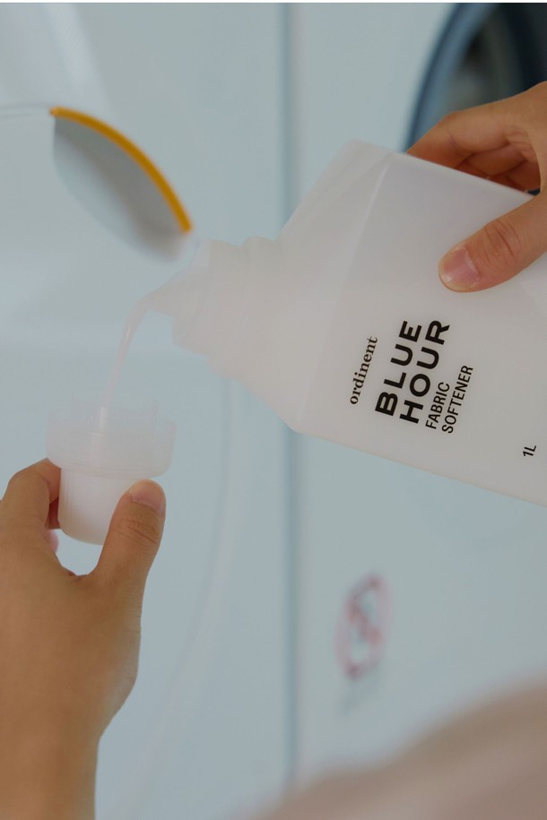 오디넌트 블루아워 고농축 섬유유연제 1L는 섬유 유연 기능에 특화된 제품입니다. 고농축 제형으로 적은 양으로도 풍부한 향과 부드러움을 선사합니다. 세탁 시 섬유에 은은하게 블루아워 향을 입혀 산뜻함을 더해줍니다. 1L 용량으로 넉넉하게 사용 가능합니다. 오디넌트 섬유유연제로 옷감의 부드러움과 향기를 경험해보세요.
