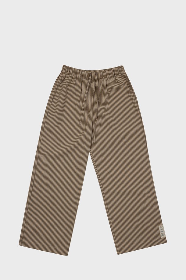 [오디넌트] 브린 순면 파자마 팬츠는 편안한 수면을 위한 공용 파자마 팬츠입니다. 부드러운 순면 소재로 제작되어 사계절 내내 쾌적하게 착용 가능하며, 집콕룩으로 안성맞춤입니다. 브라운 컬러에 세로 스트라이프 패턴이 적용되어 캐주얼하면서도 미니멀한 스타일을 연출합니다. 허리 밴딩 처리와 반바지 길이로 편안한 착용감을 선사하는 실용적인 아이템입니다.
