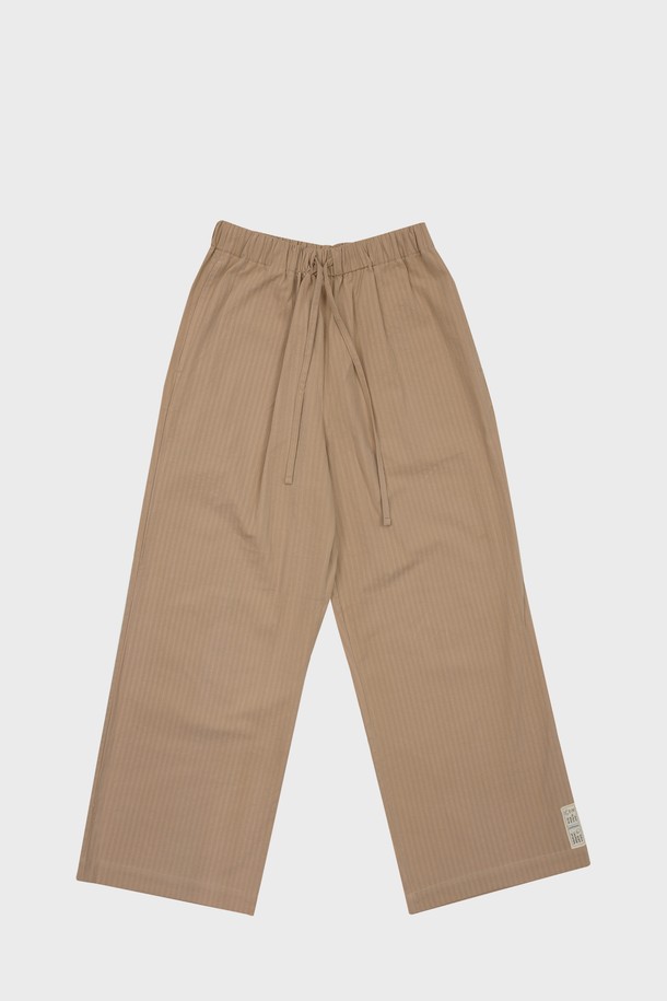 [오디넌트] 브린 순면 파자마 팬츠는 편안한 수면을 위한 필수템입니다. 베이지 색상의 무지 디자인으로, 미니멀하고 캐주얼한 집콕룩, 휴가룩을 연출하기 좋습니다. 부드러운 순면 소재로 제작되어 사계절 내내 통기성이 뛰어나 쾌적한 착용감을 제공합니다. 허리 밴딩과 스트링으로 체형에 맞게 조절 가능하며, 편안한 활동성을 보장합니다. 단품으로 구성되어 있으며, 어떤 상의와도 쉽게 매치하여 편안한 수면 시간을 즐길 수 있습니다.
