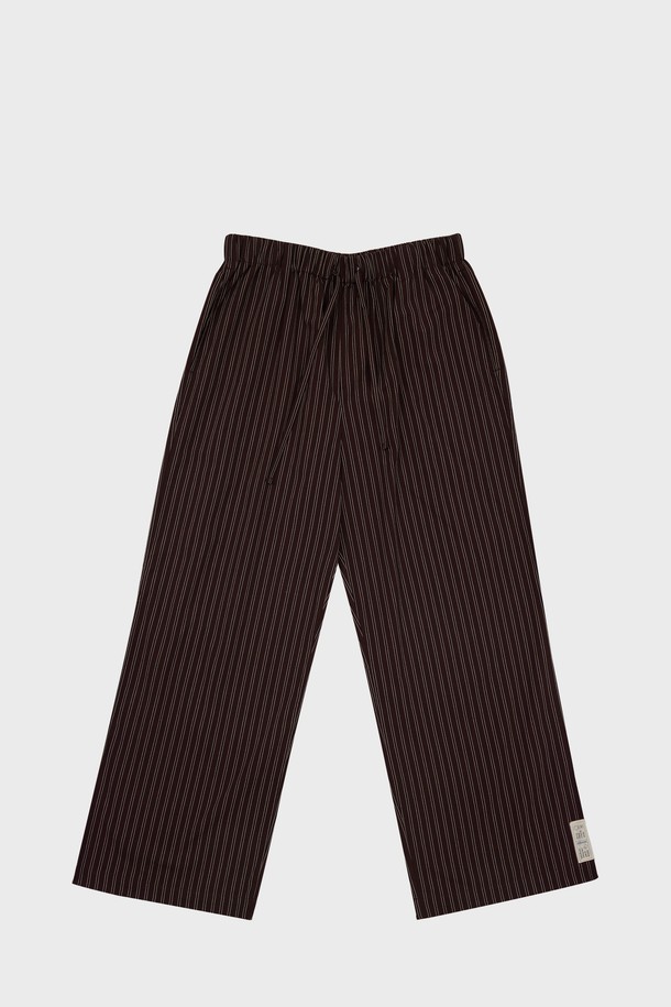 [오디넌트] 브린 순면 파자마 팬츠는 편안한 실내 및 일상 생활을 위한 남녀 공용 파자마 팬츠입니다. 밴딩 허리와 드로우스트링으로 허리 사이즈를 조절할 수 있으며, 양 옆의 사이드 포켓은 실용성을 더합니다. 부드러운 면, 면모달, 코튼 혼방 소재로 제작되어 사계절 내내 쾌적하게 착용 가능하며, 릴랙스 핏으로 편안함을 선사합니다. 다크브라운, 샌디골드, 네이비코스트 등 8가지 다양한 색상과 스트라이프 패턴으로 캐주얼, 미니멀, 클래식 스타일을 연출해보세요. 그래픽 라벨과 바택 디테일이 디자인의 완성도를 높여줍니다.
