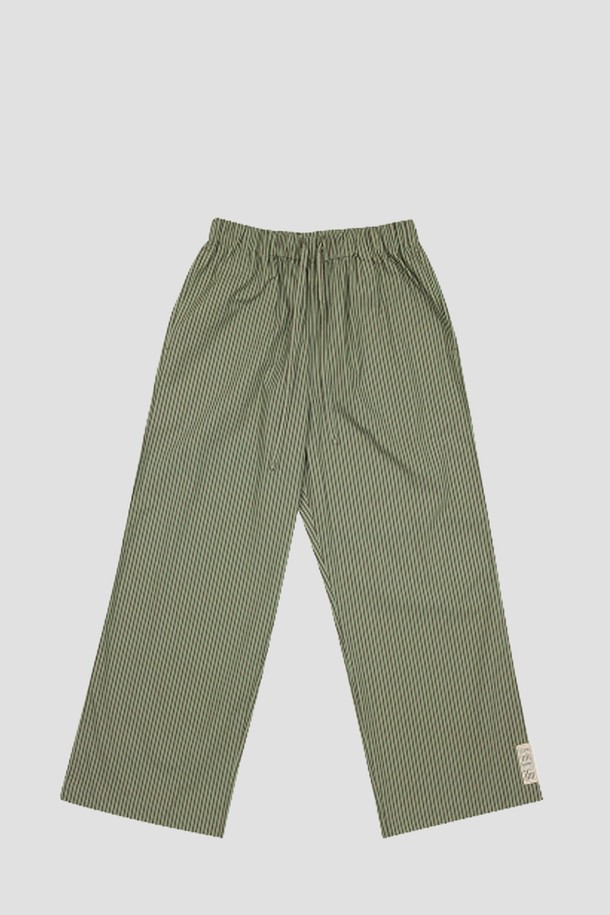 [오디넌트] 브린 순면 파자마 팬츠는 편안한 집콕룩을 위한 캐주얼 & 미니멀 스타일의 파자마 팬츠입니다. 그린과 화이트 두 가지 색상으로 제공되며, 사계절 내내 활용하기 좋은 아이템입니다. 100% 면 소재로 제작되어 부드러운 착용감을 선사하며, 밴딩 허리 디자인으로 활동성을 높였습니다. 스트라이프 체크 패턴으로 디자인되어 심플하면서도 세련된 느낌을 줍니다. 편안한 수면을 위해, 혹은 릴렉스한 실내 활동을 위해 이 파자마 팬츠를 선택해 보세요.
