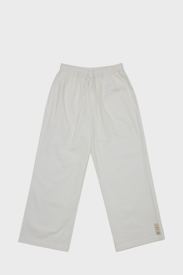 [오디넌트] 브린 순면 파자마 팬츠는 편안한 착용감을 선사하는 공용 파자마 팬츠입니다. 사계절 내내 활용 가능한 무지 디자인의 제품으로, 부드러운 순면 소재로 제작되어 쾌적한 수면 환경을 제공합니다. 밴딩 처리로 활동성을 높였으며, 집콕룩이나 편안한 휴식을 위한 아이템으로 제격입니다. 미니멀하고 캐주얼한 스타일을 선호하는 분들께 추천합니다.
