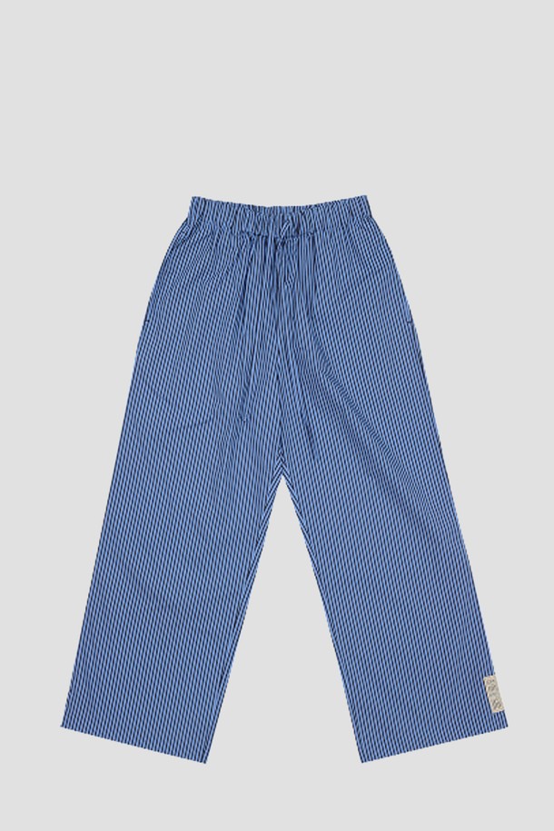 [오디넌트] 브린 순면 파자마 팬츠는 편안한 수면을 위한 남성용 파자마 팬츠입니다. 부드러운 순면 소재로 제작되어 사계절 내내 쾌적하게 착용할 수 있습니다. 블루 컬러에 스트라이프 패턴이 더해져 캐주얼하면서도 미니멀한 스타일을 연출합니다. 밴딩 허리 디자인과 여유 있는 실루엣으로 집콕룩으로 편안하게 즐길 수 있는 아이템입니다.
