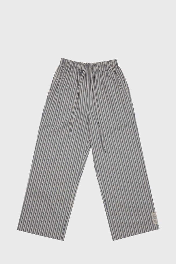 [오디넌트] 브린 순면 파자마 팬츠는 편안한 수면과 실내 활동에 적합한 남녀 공용 파자마 팬츠입니다. 부드러운 순면 소재로 제작되어 사계절 내내 쾌적하게 착용 가능하며, 루즈핏과 밴딩 디자인으로 편안함을 더했습니다. 그레이와 화이트 두 가지 색상으로 제공되며, 시원한 스트라이프 패턴이 특징입니다. 반바지 기장으로 제작되어 집콕룩, 캐주얼 및 미니멀 스타일을 연출하기 좋습니다.
