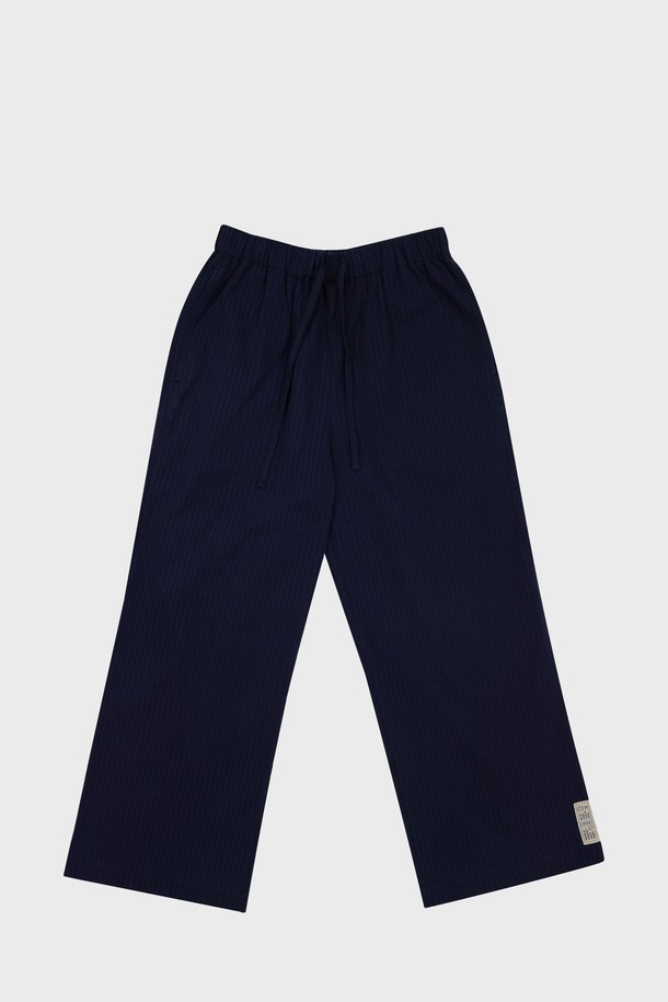 [오디넌트] 브린 순면 파자마 팬츠는 편안한 수면을 위한 집콕룩 아이템입니다. 네이비 색상의 무지 디자인으로, 사계절 내내 활용 가능한 긴 기장의 와이드핏 파자마 팬츠입니다. 부드러운 순면 소재로 제작되어 편안한 착용감을 선사하며, 허리 밴딩 처리로 활동성을 높였습니다. 미니멀하고 캐주얼한 스타일로, 집 안에서의 편안함을 추구하는 분들께 추천합니다.
