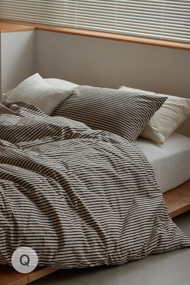 [오디넌트] 글래드 60수 고밀도 순면 사계절 차렵이불 Q 단품은 부드러운 촉감과 은은한 스트라이프 패턴이 돋보이는 퀸 사이즈 차렵이불입니다. 60수 고밀도 순면 소재로 제작되어 사계절 내내 쾌적하게 사용할 수 있으며, 포근한 감촉을 선사합니다. 그레이와 화이트 두 가지 모던한 컬러로 출시되어, 침실 인테리어에 포인트를 더할 수 있습니다. 꼼꼼한 마감 처리로 오래도록 변함없이 사용할 수 있으며, 편안한 잠자리를 위한 최적의 선택입니다. 심플하면서도 고급스러운 디자인으로, 어떤 침구와도 잘 어울립니다.
