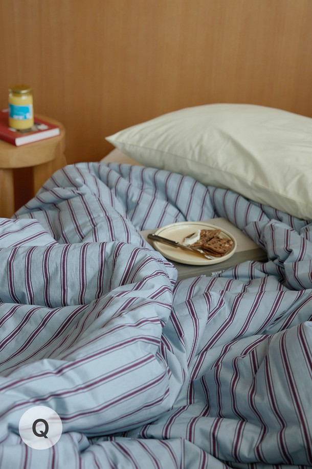 [오디넌트] 글래드 60수 고밀도 순면 사계절 차렵이불 Q 단품은 부드러운 촉감의 퀸 사이즈 이불입니다. 화이트와 레드의 두 가지 색상으로 제공되며, 스트라이프 패턴 디자인이 특징입니다. 60수 고밀도 순면 소재로 제작되어 사계절 내내 쾌적하게 사용할 수 있습니다. 차렵이불 형태로 제작되어 간편하게 사용할 수 있으며, 포근함을 선사합니다.
