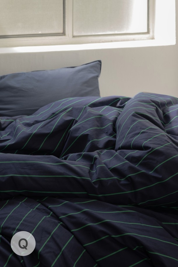 [오디넌트] 글래드 60수 고밀도 순면 사계절 차렵이불 Q 단품은 퀸 사이즈의 네이비 컬러 차렵이불입니다. 60수 고밀도 순면 소재로 제작되어 부드러운 촉감을 자랑하며, 사계절 내내 쾌적하게 사용할 수 있습니다. 체크 패턴 디자인으로 깔끔하고 세련된 침실 분위기를 연출하며, 침구 용도로 사용하기 좋습니다.
