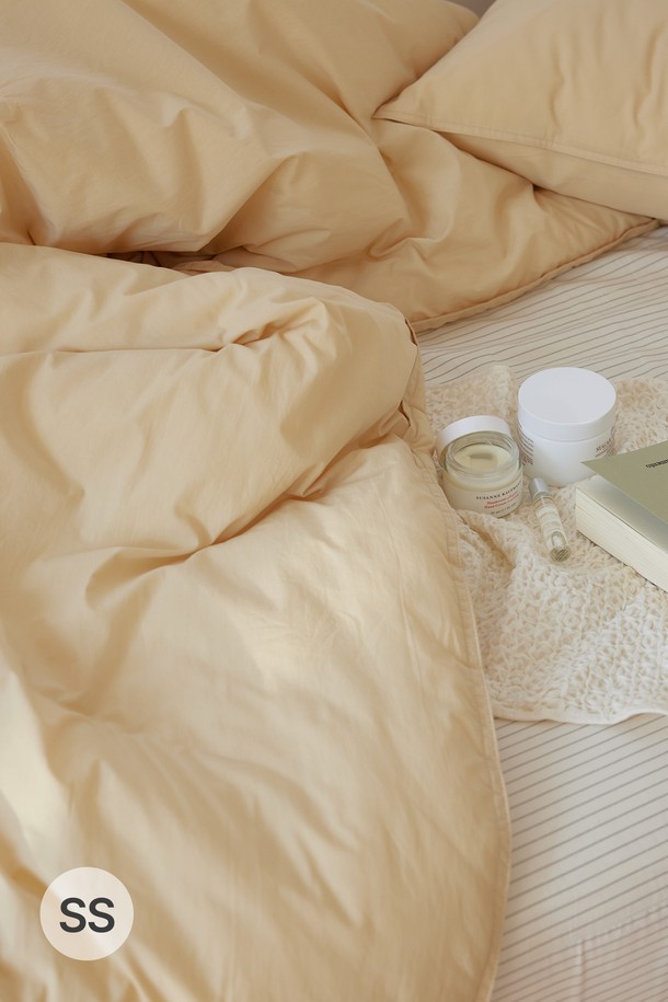 [오디넌트] 심플팔레트 100수 고밀도 순면 차렵이불 S(SS) 단품은 부드러운 촉감의 베이지색 순면 차렵이불입니다. 100수 고밀도 원단으로 제작되어 포근함을 선사하며, 두꺼운 두께감으로 겨울철에도 따뜻하게 사용할 수 있습니다. 심플한 디자인으로 어떤 침실에도 잘 어울리며, S(SS) 사이즈로 넉넉하게 사용 가능합니다.
