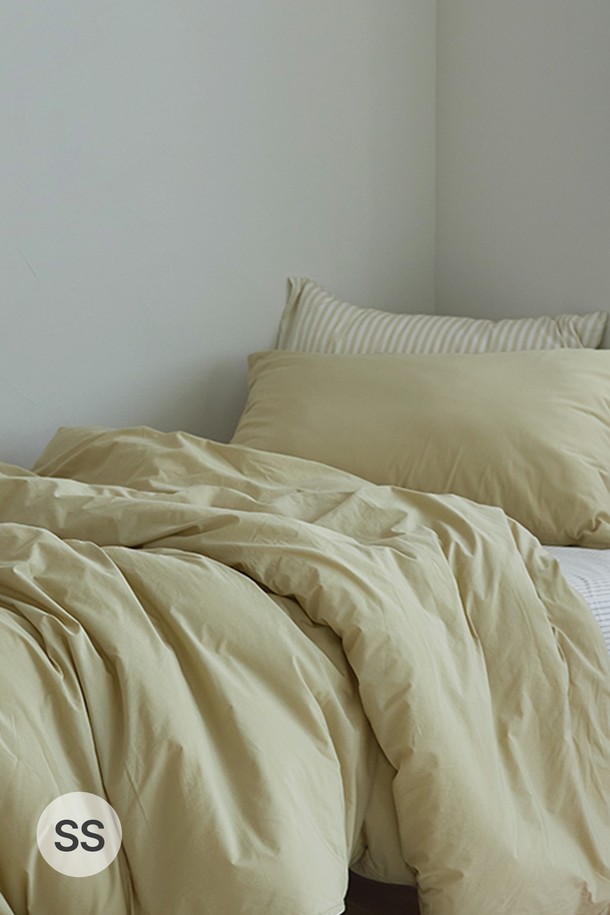 [오디넌트] 심플팔레트 100수 고밀도 순면 차렵이불 S(SS) 단품은 부드러운 촉감의 베이지 색상 순면 차렵이불입니다. 100수 고밀도 면 소재로 제작되어 쾌적하고 포근한 사용감을 선사합니다. 무지 디자인으로 어떤 침실에도 잘 어울리며, S(SS) 사이즈 단품으로 제공됩니다. 두께는 보통이며, 사계절 내내 활용하기 좋습니다. 편안한 잠자리를 위한 심플하고 실용적인 이불을 찾으시는 분들께 추천합니다.
