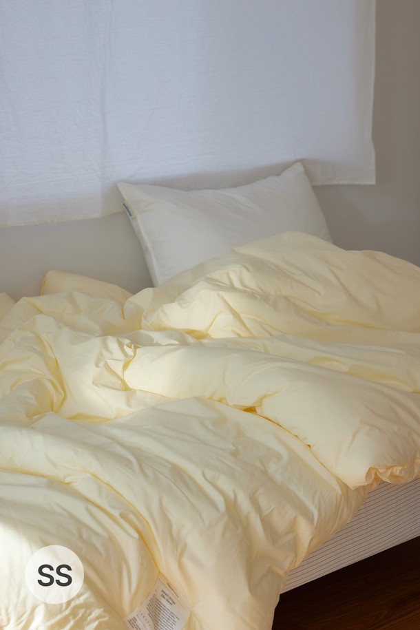 [오디넌트] 심플팔레트 100수 고밀도 순면 차렵이불 S(SS) 단품은 부드러운 촉감의 아이보리 컬러 순면 차렵이불입니다. 사계절 내내 사용하기 적합하며, 100수 고밀도 순면 소재로 제작되어 쾌적함을 선사합니다. 무지 디자인으로 어떤 침실에도 잘 어울리며, S(SS) 사이즈로 만나볼 수 있습니다. 침구 용도로 사용하기에 적합하며, 편안한 잠자리를 위한 필수 아이템입니다.
