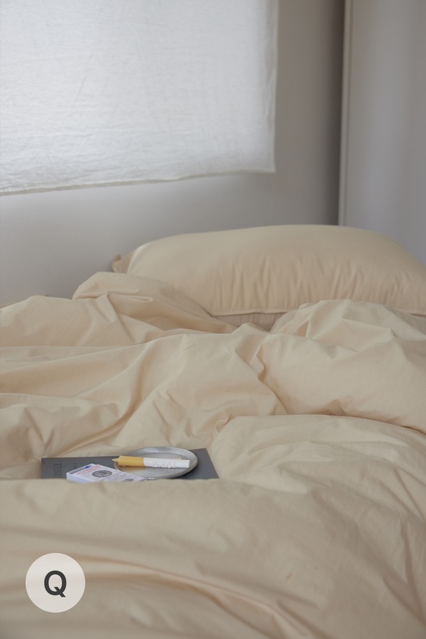 [오디넌트] 심플팔레트 100수 고밀도 순면 차렵이불 Q 단품은 부드러운 촉감의 베이지색 순면 차렵이불입니다. 100수 고밀도 순면 소재로 제작되어 흡습성이 뛰어나며 사계절 내내 쾌적하게 사용할 수 있습니다. 심플하고 베이직한 디자인으로 어떤 침구와도 잘 어울리며, 얇은 두께감으로 가볍게 사용할 수 있습니다. 퀸(Q) 사이즈 단품으로 제공됩니다.
