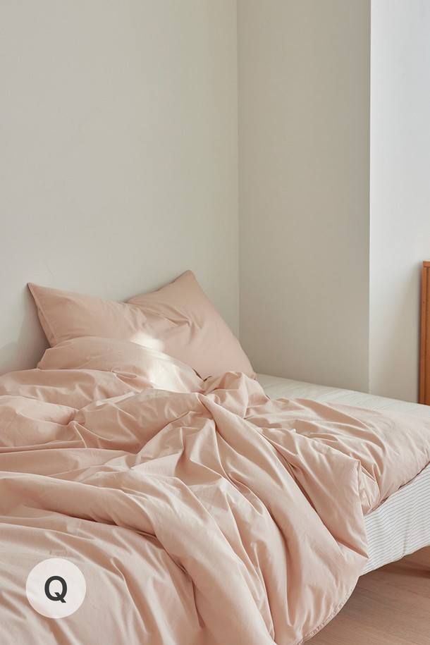 [오디넌트] 심플팔레트 100수 고밀도 순면 차렵이불 Q 단품은 핑크 색상의 부드러운 순면 소재로 제작되었습니다. 100수 고밀도 원단으로 제작되어 촘촘하고 포근한 촉감을 선사하며, 두꺼운 두께로 보온성을 높였습니다. 퀸(Q) 사이즈로 제작되어 넉넉하게 사용할 수 있으며, 무지 디자인으로 어떤 침구와도 잘 어울립니다. 사계절 내내 포근하게 사용할 수 있는 실용적인 차렵이불입니다.
