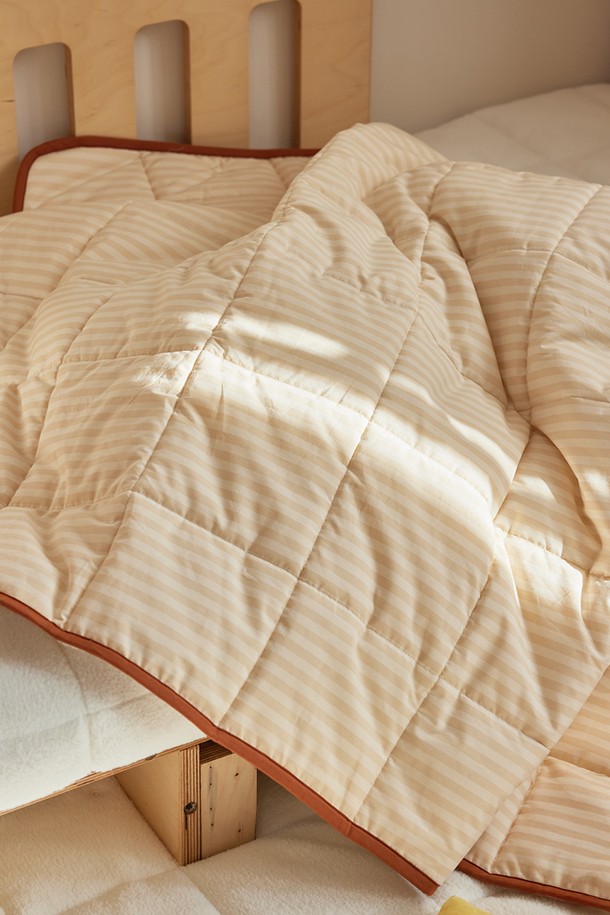 [오디넌트] 모모 양털 무릎담요 블랭킷(단추형)은 겨울철 따뜻함을 선사하는 포근한 무릎담요입니다. 부드러운 양털 소재로 제작되어 뛰어난 촉감을 자랑하며, 베이지 색상의 스트라이프 패턴이 은은한 멋을 더합니다. 두꺼운 두께감으로 보온성을 높였으며, 단추형 여밈 방식으로 간편하게 사용할 수 있습니다. 일상생활에서 넉넉하게 사용 가능한 실용적인 블랭킷입니다.
