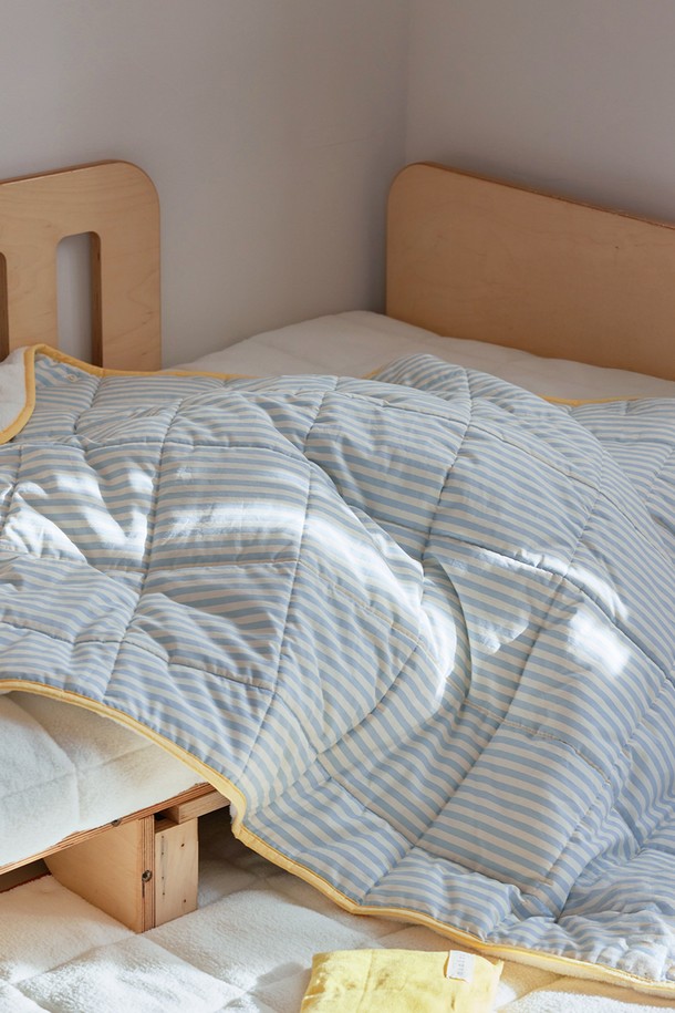 [오디넌트] 모모 양털 무릎담요 블랭킷(단추형)은 부드러운 양털 소재로 제작되어 포근한 촉감을 선사합니다. 그레이, 화이트 두 가지 색상으로 제공되며, 스트라이프 무늬가 돋보입니다. 두꺼운 두께감으로 보온성을 높였으며, 단추형 여밈 방식으로 간편하게 사용할 수 있습니다. 일상생활에서 블랭킷으로 활용하여 따뜻함을 더해보세요. 무릎담요 사이즈로 제작되어 실용성을 갖춘 제품입니다.
