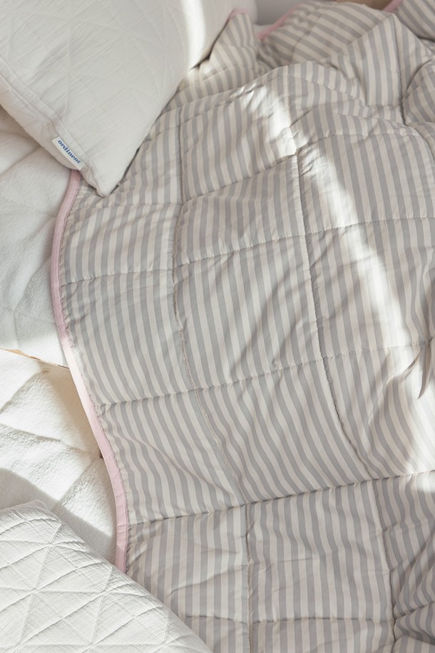 [오디넌트] 모모 양털 무릎담요 블랭킷(단추형)은 부드러운 양털 소재로 제작되어 포근한 보온성을 제공합니다. 두꺼운 두께감으로 가을과 겨울철에 따뜻하게 사용하기 좋으며, 스트라이프 무늬가 베이직한 분위기를 연출합니다. 화이트와 그레이 두 가지 색상으로 제공되며, 단추형 여밈 방식으로 편리하게 사용할 수 있습니다. 일상생활에서 무릎담요나 블랭킷으로 활용하여 편안함을 더해보세요.
