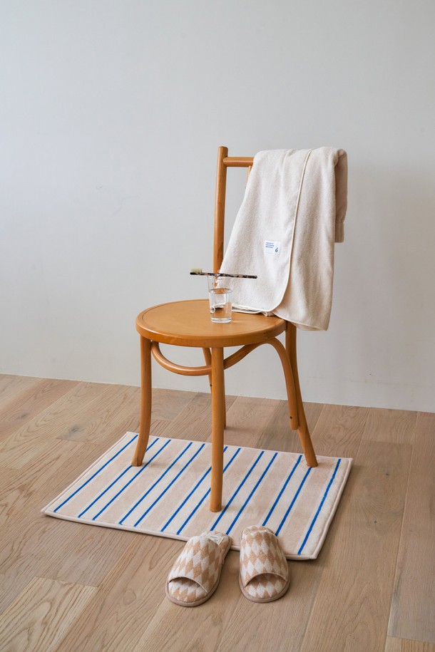 [오디넌트] 소피 논슬립 러그 욕실발매트 S는 부드러운 극세사 소재로 제작되어 뛰어난 흡수력을 자랑하는 욕실 발매트입니다. 화이트와 블루 색상에 스트라이프 패턴으로 디자인되어 욕실에 산뜻함을 더합니다. S 사이즈로 좁은 공간에도 적합하며, 미끄럼 방지 기능이 있어 안전하게 사용 가능합니다. 포근한 사용감으로 쾌적한 욕실 환경을 조성해 보세요. 욕실 발매트 하나로 편안함과 실용성을 모두 갖출 수 있습니다.
