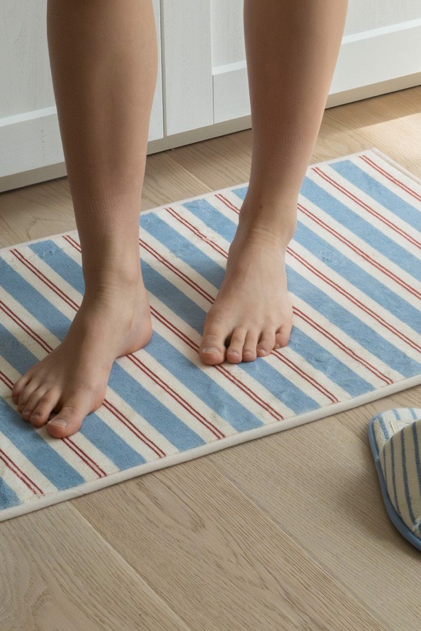 오디넌트 소피 논슬립 러그 욕실 발매트 S는 욕실 사용에 적합한 실용적인 매트입니다. 블루, 화이트, 레드 3가지 색상 옵션과 스트라이프 패턴 디자인으로 욕실 분위기를 산뜻하게 연출합니다. 미끄럼 방지 기능이 있어 안전하게 사용 가능하며, 흡수 기능을 갖춰 쾌적함을 더합니다. S 사이즈로 좁은 공간에도 효율적으로 배치할 수 있습니다. 욕실에서 편안하고 안전한 사용을 위한 필수 아이템입니다.
