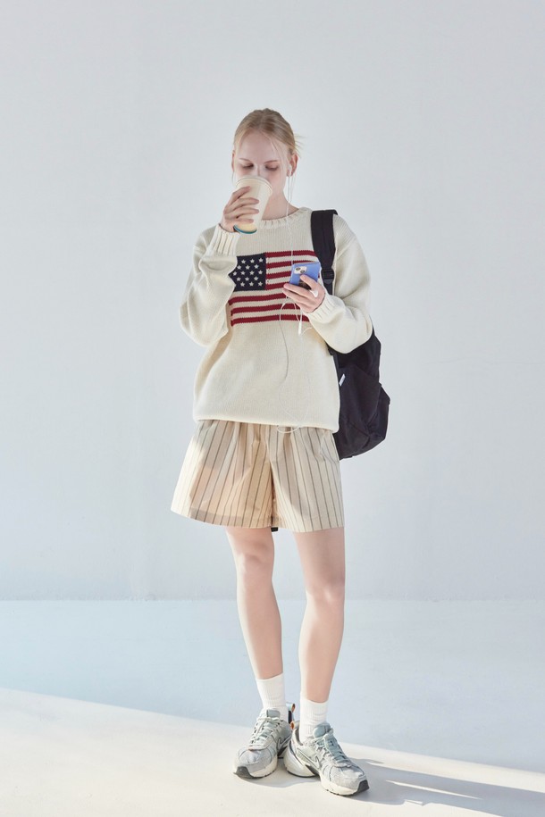 [오디넌트] 키나 순면 파자마 팬츠는 편안한 수면을 위한 여성 파자마 바지입니다. 부드러운 순면 소재로 제작되어 사계절 내내 쾌적하게 착용할 수 있습니다. 아이보리 색상의 무지 디자인으로 미니멀하고 캐주얼한 집콕룩을 연출하기 좋습니다. 심플한 디자인으로 편안함과 스타일을 모두 잡은 아이템입니다. 일상 속 편안한 휴식을 위한 파자마 팬츠를 만나보세요.
