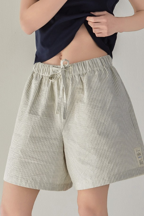 [오디넌트] 키나 순면 파자마 팬츠는 여성용 파자마 팬츠입니다. 베이지와 화이트 두 가지 색상으로 제공되며, 부드러운 순면 소재로 제작되어 편안한 착용감을 선사합니다. 통기성이 뛰어나 수면 및 실내 활동 시 쾌적함을 유지시켜 줍니다. 스트라이프 패턴의 미니멀하고 캐주얼한 디자인으로 집콕룩을 완성하기 좋습니다. 허리 밴딩과 스트링으로 체형에 맞게 조절 가능합니다.
