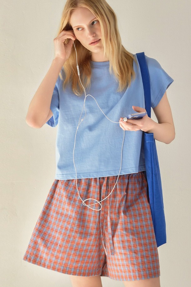 [오디넌트] 키나 순면 파자마 팬츠는 여성용 파자마 팬츠입니다. 사계절 내내 편안하게 착용할 수 있으며, 집콕룩으로 활용하기 좋습니다. 부드러운 순면 소재로 제작되어 통기성이 뛰어나고 편안한 착용감을 선사합니다. 미니멀하고 캐주얼한 체크 패턴 디자인으로, 다양한 상의와 매치하여 스타일리시하게 연출할 수 있습니다. 단품으로 구성되어 있으며, 세탁 및 관리가 용이합니다.
