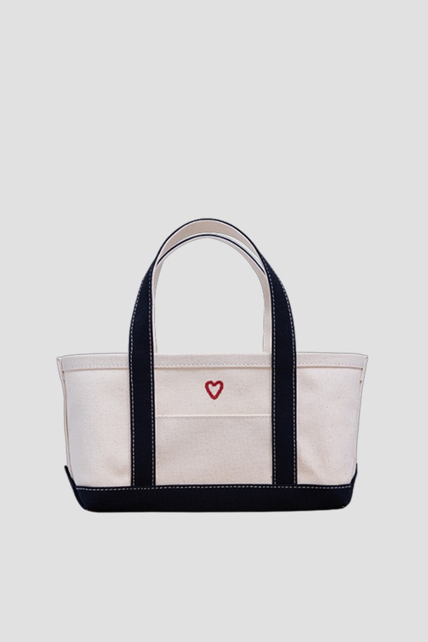 [오디넌트] 코렛 하트 토트백은 캔버스 소재의 여성용 미디엄 사이즈 토트백입니다. 화이트와 블랙 두 가지 색상으로 제공되며, 사각 모양에 하트 자수 디테일이 돋보입니다. 투톤 배색과 양면 손잡이 디자인이 특징이며, 오픈형으로 편리하게 사용할 수 있습니다. 일상생활에서 캐주얼하고 미니멀한 스타일을 연출하기에 적합한 아이템입니다.
