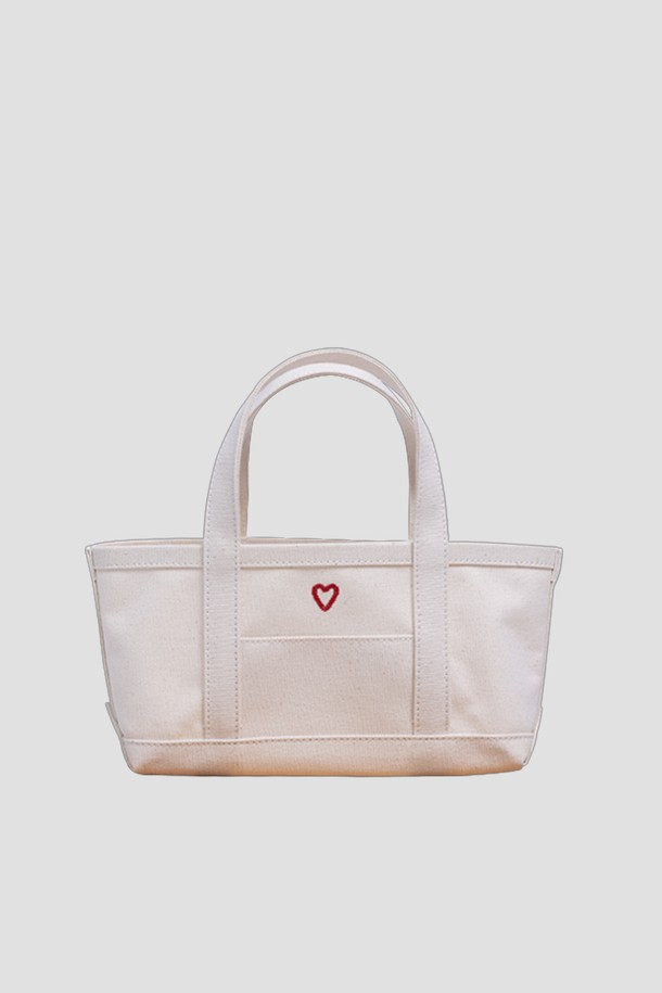 [오디넌트] 코렛 하트 토트백은 캔버스 소재의 미디엄 사이즈 토트백입니다. 화이트와 아이보리 두 가지 색상으로 제공되며, 심플하고 캐주얼한 디자인이 특징입니다. 가방 전면에 하트 자수 장식이 포인트로 들어가 사랑스러운 느낌을 더합니다. 사각형 모양에 오픈형 잠금 방식으로, 소지품을 간편하게 넣고 꺼낼 수 있습니다. 여성 고객을 위한 실용적이면서도 스타일리시한 토트백입니다.
