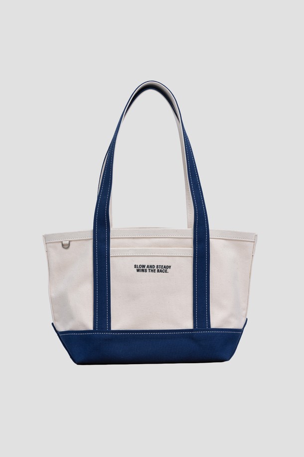 [오디넌트] 스테디 솔더백은 아이보리와 네이비 두 가지 색상으로 출시된 캔버스 소재의 미디엄 사이즈 솔더백입니다. 무지 디자인에 사각형 모양으로 제작되었으며, 투톤 배색이 특징입니다. 오픈형 잠금 방식을 채택하여 편리하게 소지품을 넣고 꺼낼 수 있습니다. 일상과 여행 등 다양한 용도로 활용하기 좋은 캔버스백입니다.
