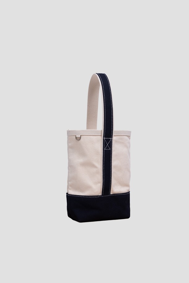 [오디넌트] 원핸들 옵티 토트백은 캔버스 소재의 여성 및 남성용 토트백입니다. 미디엄 사이즈의 무지 디자인으로, 베이지와 블랙 두 가지 색상으로 출시되었습니다. 투톤 배색과 심플한 디자인이 특징이며, 오픈형 잠금 방식을 채택하여 편리하게 사용 가능합니다. 일상생활에서 활용하기 좋은 실용적인 가방입니다. 원핸들 디자인으로 세련된 느낌을 더했습니다.
