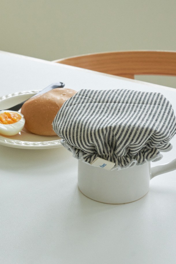 [오디넌트] 티라 푸드커버는 주방에서 식품을 위생적으로 보관할 수 있는 실용적인 아이템입니다. 부드러운 면 소재로 제작되었으며, 심플하고 베이직한 디자인에 스트라이프 무늬가 더해져 깔끔한 느낌을 줍니다. S와 L 두 가지 사이즈로 제공되어 다양한 크기의 접시나 용기에 맞춰 사용할 수 있으며, 화이트와 그레이 색상 중 선택 가능합니다. 탄성 있는 밴딩 처리로 사용이 편리하며, 주름 디테일이 돋보입니다. 세탁하여 재사용할 수 있어 경제적입니다.
