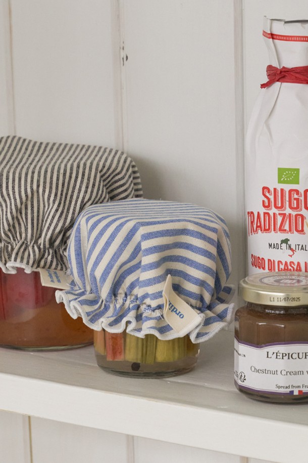 [오디넌트] 티라 푸드커버 (S/L)는 주방에서 식품을 위생적으로 보관할 수 있도록 돕는 실용적인 제품입니다. 면 소재로 제작되어 통기성이 좋고 재사용이 가능하며, 세탁하여 위생적으로 사용할 수 있습니다. 블루와 화이트 두 가지 색상, 스트라이프 무늬로 디자인되어 주방에 산뜻함을 더합니다. S와 L 두 가지 사이즈로 제공되어 다양한 크기의 그릇이나 용기에 맞춰 사용할 수 있으며, 고무 밴딩 처리로 편리하게 식품을 덮을 수 있습니다. 식품 보관의 효율성을 높여주는 베이직 스타일의 푸드커버입니다.
