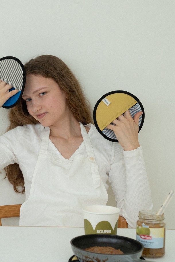 [오디넌트] 지키 팟홀더(주방장갑) 겸 냄비받침은 주방 작업의 안전성과 편의성을 높여주는 다용도 주방용품입니다. 내열 및 단열 기능의 실리콘 소재로 제작되어 뜨거운 냄비나 오븐 용기를 안전하게 다룰 수 있습니다. 두꺼운 두께로 제작되어 열을 효과적으로 차단하며, 양면 사용 가능 디자인으로 실용성을 더했습니다. 블랙과 블루 두 가지 색상으로 제공되어 주방 인테리어에 맞춰 선택할 수 있습니다. 팟홀더, 냄비받침, 주방장갑 기능을 하나로 갖춰 주방 조리에 유용하게 활용됩니다.
