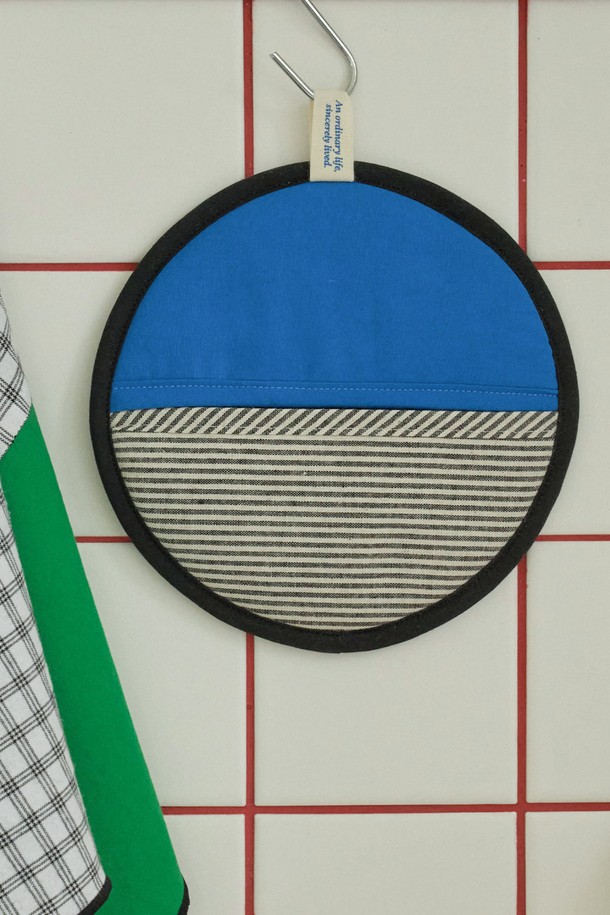 [오디넌트] 지키 팟홀더(주방장갑) 겸 냄비받침은 주방에서의 안전과 편의성을 동시에 제공하는 실용적인 제품입니다. 면 소재로 제작되어 두꺼운 두께감으로 단열 및 방열 기능을 갖춰 뜨거운 냄비나 용기를 안전하게 다룰 수 있습니다. 블루, 그린, 블랙, 화이트 4가지 색상으로 출시되어 주방 인테리어에 포인트를 더하며, 스트라이프 패턴과 바인딩 디자인으로 세련된 멋을 더했습니다. 팟홀더와 냄비받침 겸용으로 활용 가능하며, 양면 사용이 가능하여 실용성을 높였습니다. 주방과 일상생활에서 안전하고 편리하게 사용할 수 있는 필수 주방용품입니다.
